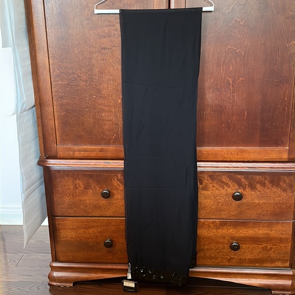 Women’s Liz Claiborne chiffon scarf with sequins. - Picture 2 of 3